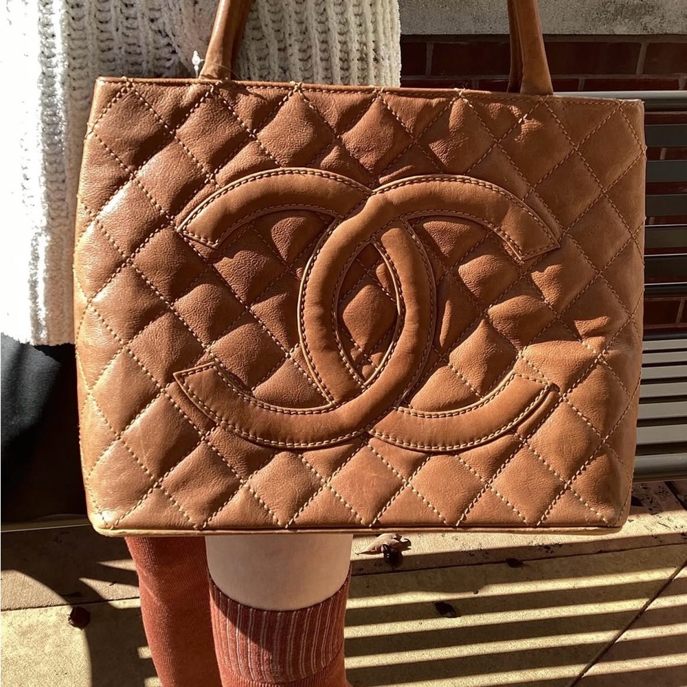 ❤️ SOLD ❤️ 👜 Authentic Chanel Caviar Quilted Medallion Tote (Brown)